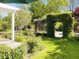 4 star holiday home in STENUNGSUND，位于斯泰农松德的酒店