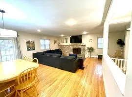 Large Private Ranch - Master Bedroom Suite with King Bed and private Bathroom - Fenced Yard - Pets & Kids Welcome - Pool Table
