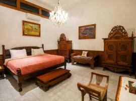 Rumah Pesik Art & Heritage Hotel，位于Gondowulung的酒店