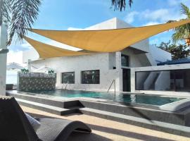 Cave Beach Resort Boutique Luxury Accomodation，位于Dingalan的酒店