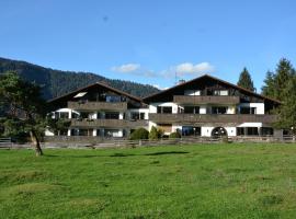 Ferienwohnung Farchanter Alm mit Schlafzimmer, Wohnzimmer und Schlafnische，位于法尔先特的酒店