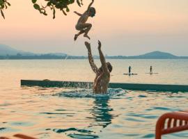 Escape Beach Resort - New Look & Improved，位于湄南海滩的酒店