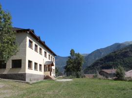 Casa de Colònies Vall de Boí - Verge Blanca，位于LlespAssumpcio de Coll Church附近的酒店