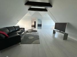 Cozy home in quiet neighborhood，位于恩厄尔霍尔姆的带热水浴缸的酒店