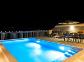 Magnifica Holiday Home with Jacuzzi hot tub and pool，位于沙拉的Spa酒店