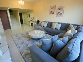 Kazan Homes - Huge Leisure Retreat - 2BR Duplex apartment - Outdoor Sitting & Full Ocean View - Fujairah，位于Rūl Ḑadnā的酒店