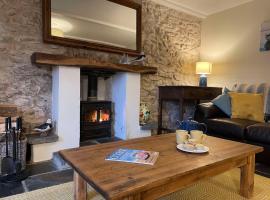 Family-friendly cottage - walk to stunning beach，位于Angle的酒店