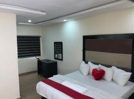 Senators Suites and Towers Hotel，位于Omole的酒店
