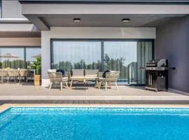 Elegant Villa With Pool And Sauna