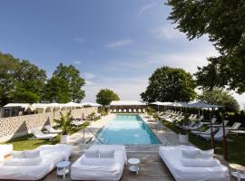 The Lakeside Prince Edward County，位于惠灵顿的带泳池的酒店