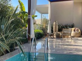 Green Coast beach villa with pool, hot tub & sauna，位于帕拉瑟的酒店