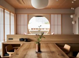 Ryokan Asukasou at the entrancne of Nara park，位于奈良的日式旅馆