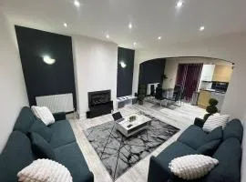 Newly Refurbed 5 Bed House for Contractors, Families & Relocation- Cosely Wolverhampton
