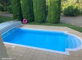 Maison cosy avec piscine à Liffol-le-Grand, 42 m²，位于滨海克里耶勒的酒店