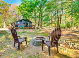 half Mi to Bear Creek Lake Gem with Fire Pit!，位于吉姆索普的带按摩浴缸的酒店