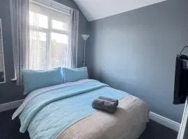 Shirley House 6, Guest House, Self Catering, Self Check in with smart locks, use of Fully Equipped Kitchen, close to City Centre, Ideal for Longer Stays, Excellent Transport Links