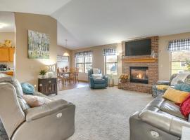17 Mi to Columbus Pickerington Home with Fire Pit!，位于皮克林的酒店