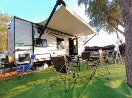 Rehla RV Camping Sarooj Park Al Ain，位于艾恩的酒店