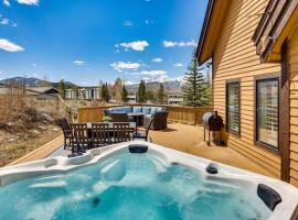 8 Mi to Keystone Home with Hot Tub in Dillon，位于狄龙的酒店