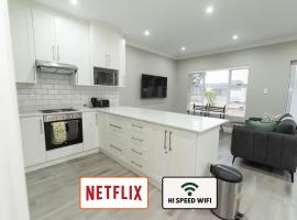 9 on Oak luxury One Bedroom，位于Springfield的酒店