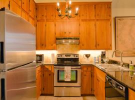 Cotton Alley, Charming 2 Bedroom Retreat in Historic Natchez，位于纳奇兹的酒店