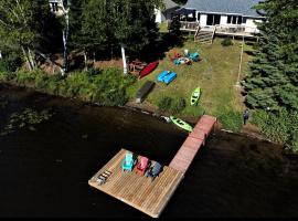 Amazing Lakefront cottage on Paradise Lake，位于哈里伯顿的酒店