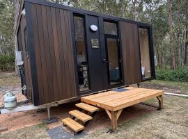 Birdsong Haven by Tiny Away，位于Logan Village的酒店