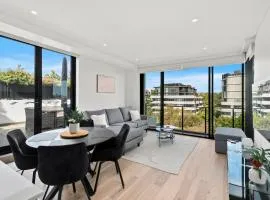 Bright & Airy Retreat with Balcony & BBQ