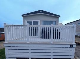Bright, modern & stylish deluxe caravan located on the very popular Swanage bay view holiday park，位于斯沃尼奇的豪华帐篷营地