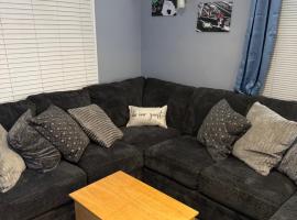 Charming 3-bedroom house next to Hollywood Casino! 1 minute from Interstate 75，位于托莱多的酒店