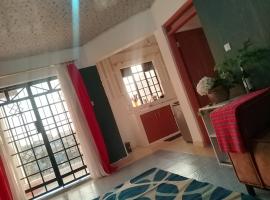 Lovely one bedroom airbb in THIKA with WiFi ,ample parking-next to the road，位于Thika的带泳池的酒店