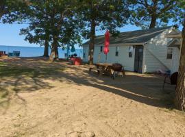 Northern Lights Beach Resort，位于Au Sable的酒店