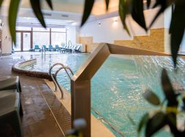 Hotel TISA，位于百乐&middot;奥拉内斯蒂的带泳池的酒店