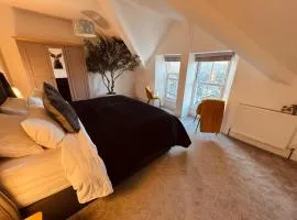 Lola's Loft with Lake Views - Central Bowness - Pet Friendly