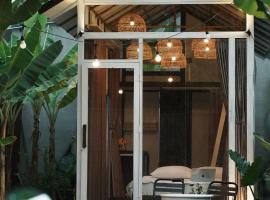 dove home - barn, bird, chicken, sunshine, flower, paceful，位于Cái Răng的酒店