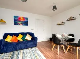 Ideal 2 Bedroom Ground floor Apartment By Jesswood Properties for Contractors & Business, Free Parking and Wifi