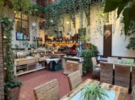 阿尔特博斯特旅馆，位于锡吉什瓦拉的带停车场的酒店