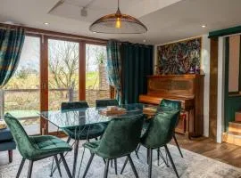 Heron's Perch- A pond-side retreat with cinema room