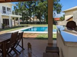Casa moderna com lazer e conforto