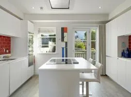 Bright & Modern Townhouse Private Parking