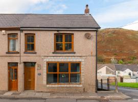 The SPACE Large House In Afan Forest Bike Park By StayStaycations，位于塔尔伯特港的酒店