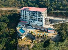 SPT Clarks Inn Suite, Mandi，位于Pāndoh的酒店