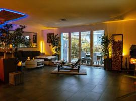 Magnifique VILLA de 120m2 au Coeur du Valais avec piscine en été，位于Chamoson的酒店