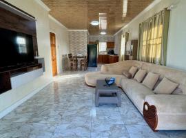 Serene Farm Stay 30 Min Away，位于Wanica的酒店