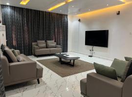 Exotic 3 bedroom flat in Aco, Lugbe，位于阿布贾的酒店
