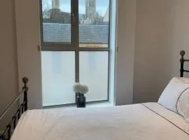 Central, modern and peaceful, lovely Cathedral views, two-bed apartment with 40" smart TV & free onsite parking