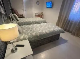 Executive Room 3 Near Southmead Hospital on suite bathroom
