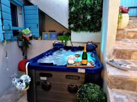 Vila Santa Maria Hvar with jacuzzi，位于耶尔萨的酒店