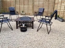 Cosy home with garden and parking, Yorkshire Fox Retreat Mirfield