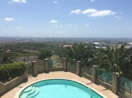Private Bedroom & Bathroom Grove, Pool & City View，位于奥欣赛德的酒店